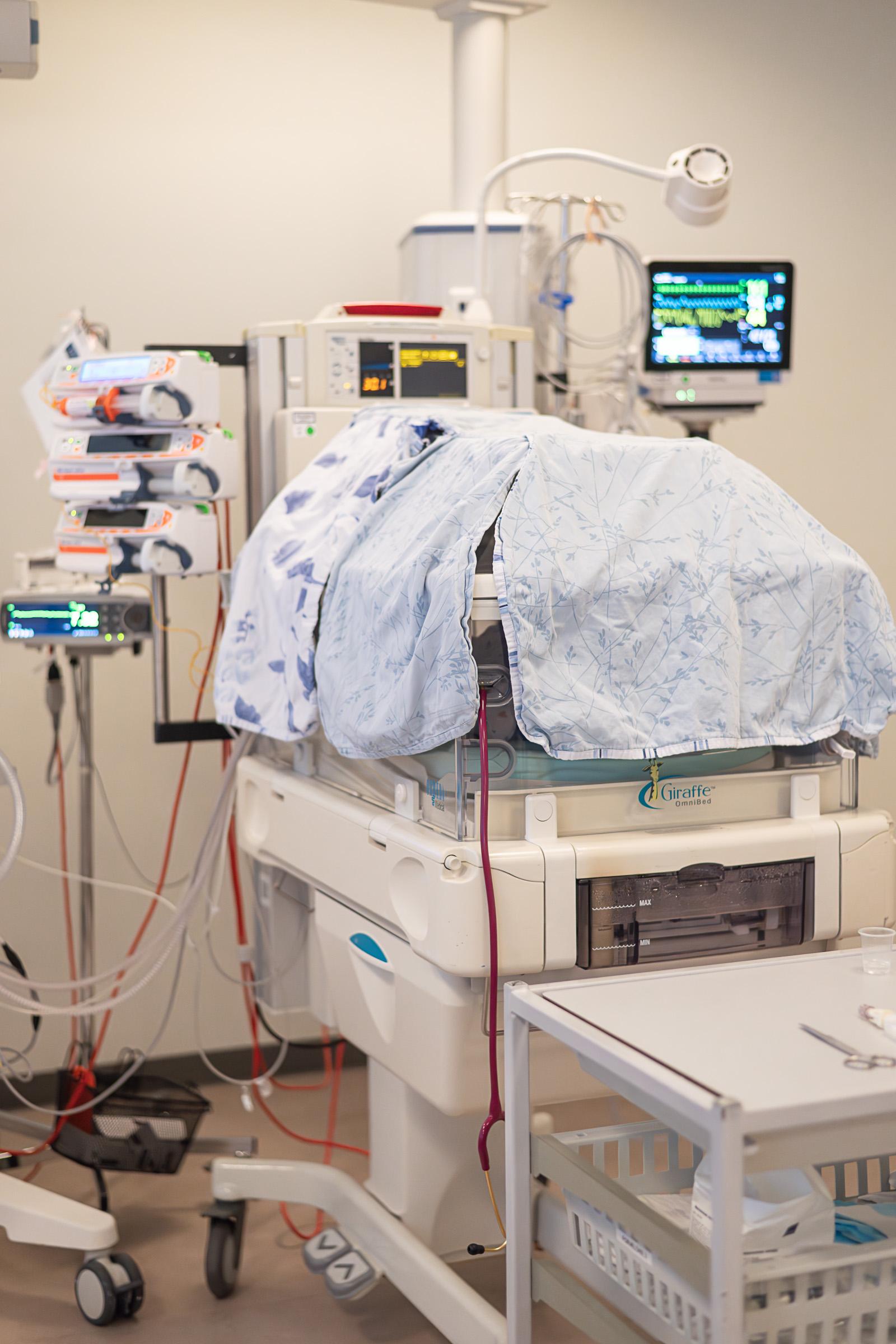 Lukket kuvøse med for tidlig født op neonatal