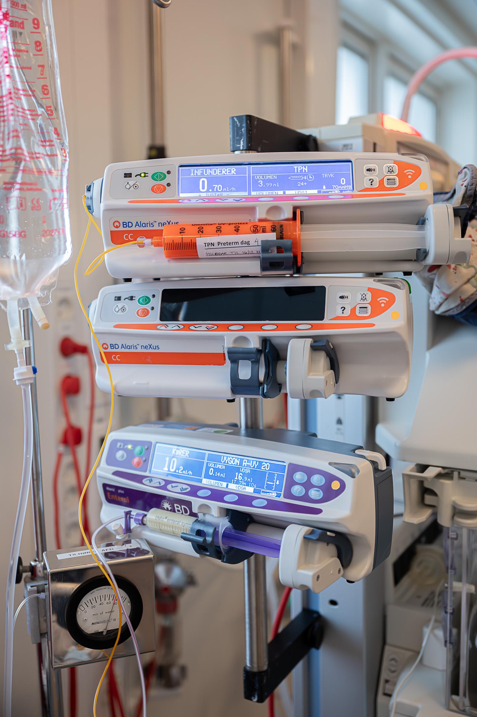 Udstyr på neonatalafdeling under indlæggelse