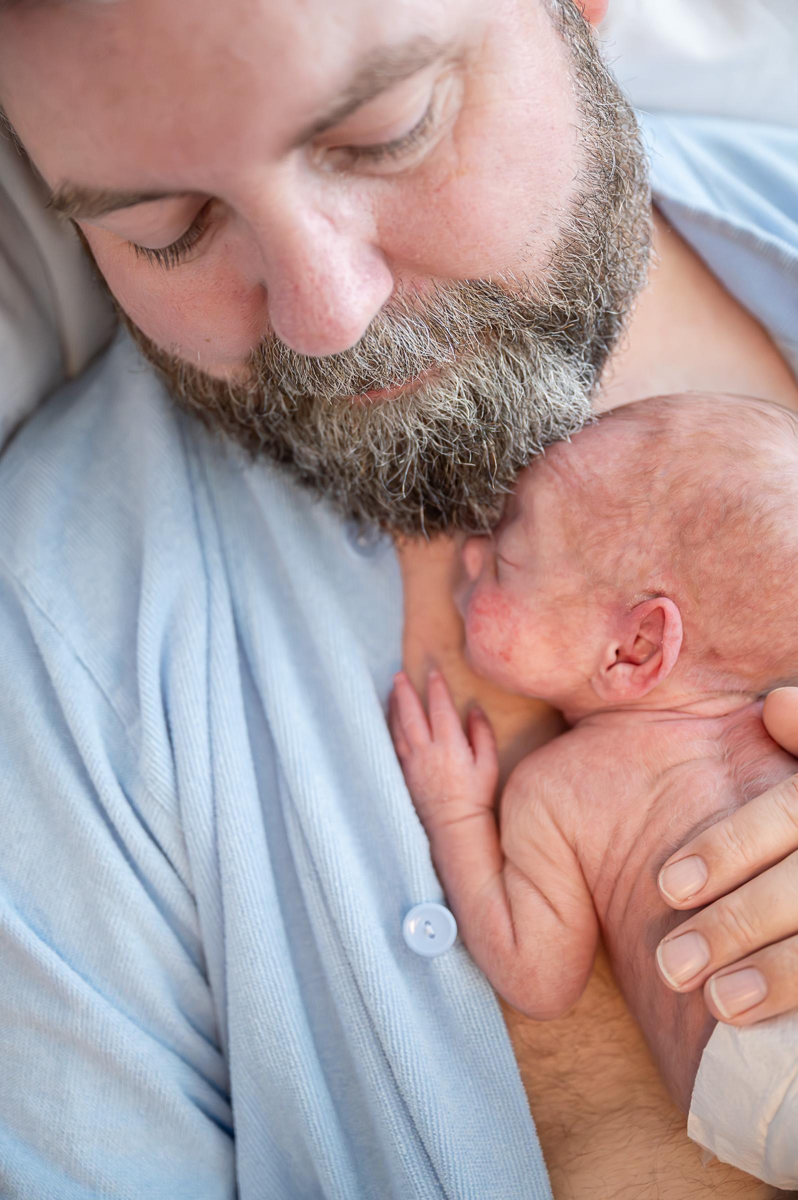 Forælder ligger hud mod hud med barn født for tidligt på neonatal